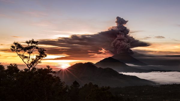 Mount Agung volcano is seen spewing smoke and ash in Bali, Indonesia, November 26, 2017 in this picture obtained from social media - Sputnik International