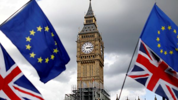 Union Flags and European Union flags fly near the Elizabeth Tower, housing the Big Ben bell, during the anti-Brexit 'People's March for Europe', in Parliament Square in central London, Britain September 9, 2017 Union Flags and European Union flags fly near the Elizabeth Tower, housing the Big Ben bell, during the anti-Brexit 'People's March for Europe', in Parliament Square in central London, Britain September 9, 2017 - Sputnik International