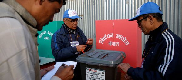 Officers from election commission seal a ballot box during the parliamentary and provincial elections at Chautara in Sindhupalchok District November 26, 2017 - Sputnik International