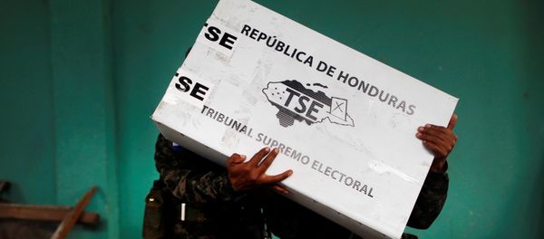 Soldiers unload election materials for distribution at voting stations ahead of the November 26 presidential election in Tegucigalpa, Honduras, November 25, 2017 - Sputnik International