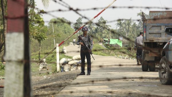 A Myanmar police officer stands watch as journalists arrive in Shwe Zar village in the suburb of Maungdaw town, northern Rakhine state of Myanmar, on Wednesday, Sept. 6, 2017 - Sputnik International