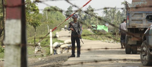 A Myanmar police officer stands watch as journalists arrive in Shwe Zar village in the suburb of Maungdaw town, northern Rakhine state of Myanmar, on Wednesday, Sept. 6, 2017 A Myanmar police officer stands watch as journalists arrive in Shwe Zar village in the suburb of Maungdaw town, northern Rakhine state of Myanmar, on Wednesday, Sept. 6, 2017 - Sputnik International