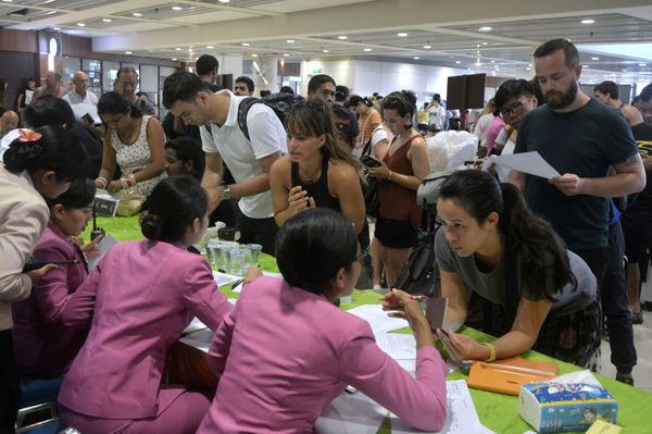Passengers ask staff about their flights after Ngurah Rai airport closed their operation due to eruption of Mount Agung in Bali resort island, November 27, 2017 Passengers ask staff about their flights after Ngurah Rai airport closed their operation due to eruption of Mount Agung in Bali resort island, November 27, 2017 - Sputnik International
