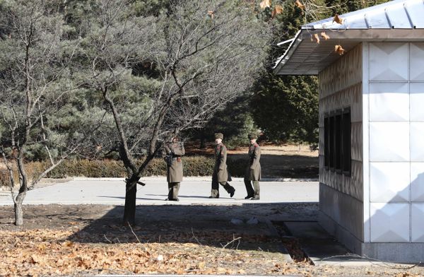 Three North Korean soldiers look at the South side at the spot where a North Korean soldier crossed the border at the Panmunjom in the Demilitarized Zone, South Korea - Sputnik International