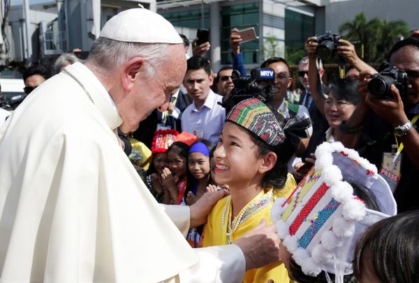 Pope Francis is welcomed as he arrives at Yangon International Airport, Myanmar Pope Francis is welcomed as he arrives at Yangon International Airport, Myanmar - Sputnik International