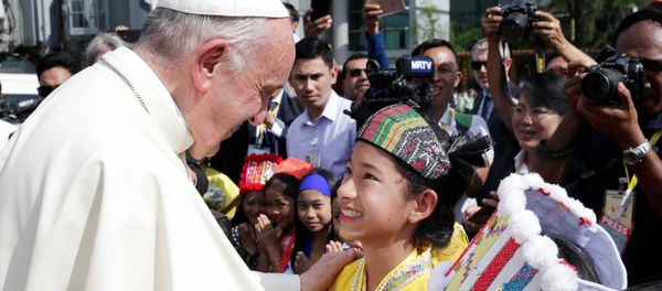 Pope Francis is welcomed as he arrives at Yangon International Airport, Myanmar - Sputnik International