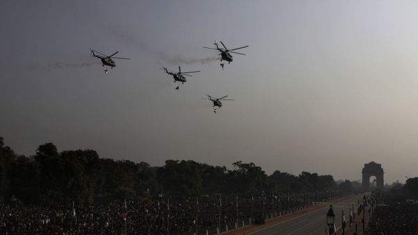 Mi-17 helicopters shower flower petals before the start of the Republic Day parade in New Delhi, India, Wednesday, Jan. 26, 2011 - Sputnik International