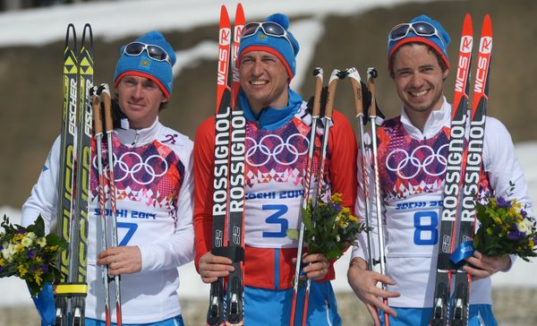 Medalists in the mass start race in men’s cross country skiing at the XXII Olympic Winter Games in Sochi during the flower ceremony, from left: silver medalist Maxim Vylegzhanin (Russia); gold medalist Alexander Legkov (Russia); bronze medalist Ilya Chernousov (Russia). (File) - Sputnik International