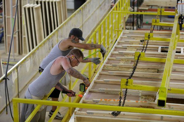 Workers build the roof of a single axel towable Pioneer traditional recreational vehicle at the Thor Industries Heartland RV Assembly Plant in Elkhart, Indiana, U.S. on June 13, 2017 Workers build the roof of a single axel towable Pioneer traditional recreational vehicle at the Thor Industries Heartland RV Assembly Plant in Elkhart, Indiana, U.S. on June 13, 2017 - Sputnik International
