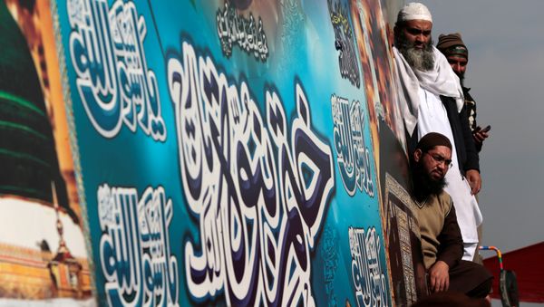 Supporters of the Tehrik-e-Labaik Pakistan Islamist political party listen to their leader Khadim Hussain Rizvi (not pictured) as he speaks with the media at their protest site at Faizabad junction in Islamabad, Pakistan November 27, 2017. Supporters of the Tehrik-e-Labaik Pakistan Islamist political party listen to their leader Khadim Hussain Rizvi (not pictured) as he speaks with the media at their protest site at Faizabad junction in Islamabad, Pakistan November 27, 2017. - Sputnik International