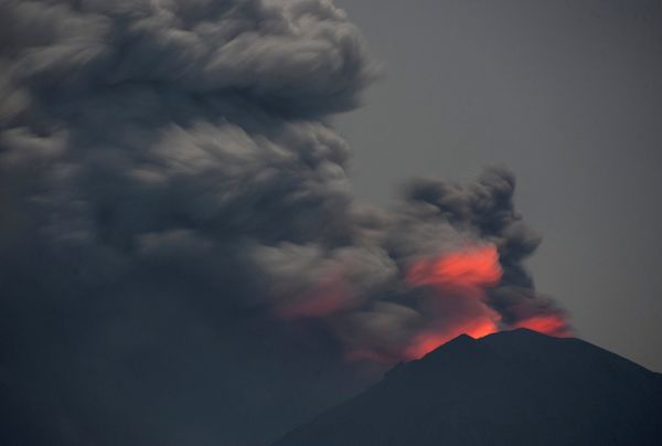 Light from lava inside the crater is reflected off volcanic ash from Mount Agung, as seen from Jemeluk Beach, Karangasem, Bali, Indonesia November 28, 2017 in this photo taken by Antara Foto. Picture taken November 28, 2017 Light from lava inside the crater is reflected off volcanic ash from Mount Agung, as seen from Jemeluk Beach, Karangasem, Bali, Indonesia November 28, 2017 in this photo taken by Antara Foto. Picture taken November 28, 2017 - Sputnik International