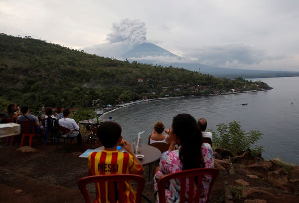 People watch Mount Agung volcano erupt from a cafe near Amed, Karangasem Regency, Bali, Indonesia November 28, 2017 People watch Mount Agung volcano erupt from a cafe near Amed, Karangasem Regency, Bali, Indonesia November 28, 2017 - Sputnik International