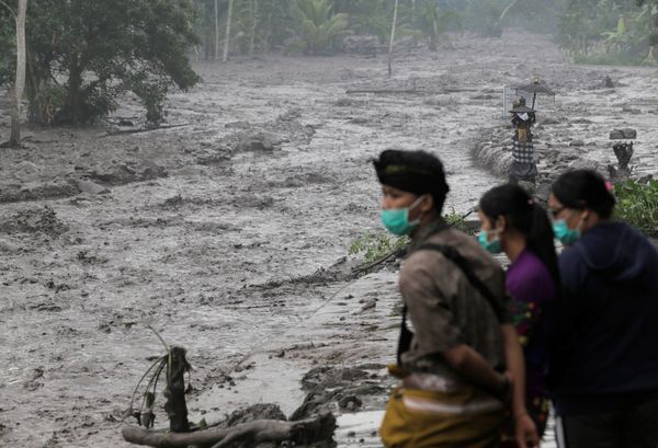 Villagers watch a river overflowing with water mixed with volcanic ash during the eruption of Mount Agung in Karangasem, Bali, Indonesia November 28, 2017 Villagers watch a river overflowing with water mixed with volcanic ash during the eruption of Mount Agung in Karangasem, Bali, Indonesia November 28, 2017 - Sputnik International