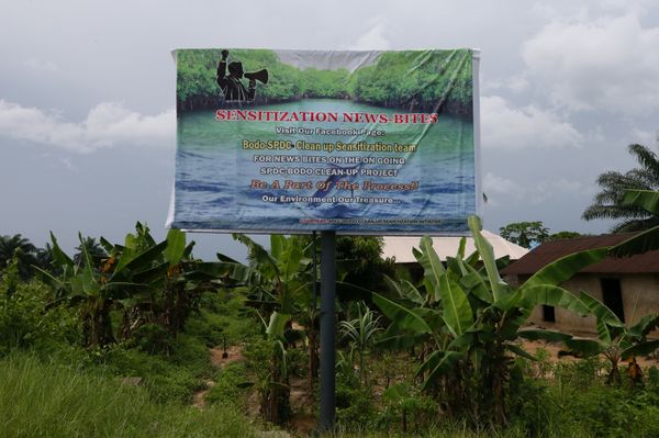 A signboard announces the clean-up by Shell-SPDC in Bodo Rivers State, Nigeria November 1, 2017 - Sputnik International