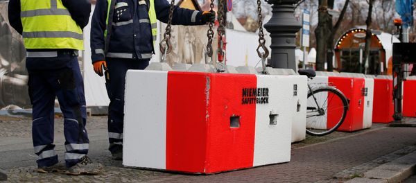 Workers install concrete barriers at the Christmas Market on Schloss Chartottenburg in Berlin, Germany, November 27, 2017 Workers install concrete barriers at the Christmas Market on Schloss Chartottenburg in Berlin, Germany, November 27, 2017 - Sputnik International