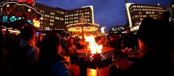 People visit the Christmas market at Alexanderplatz square in Berlin, Germany, November 28, 2017 - Sputnik International