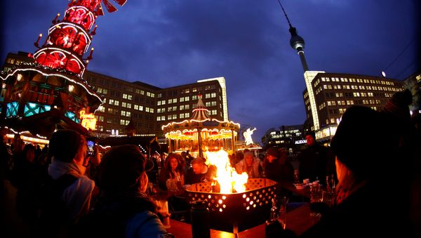 People visit the Christmas market at Alexanderplatz square in Berlin, Germany, November 28, 2017 - Sputnik International