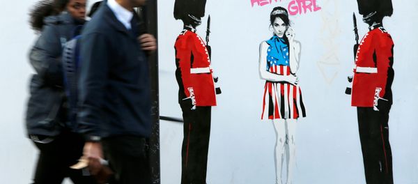 People walk past a piece of street art by Pegasus depicting Meghan Markle in London, Britain, November 28, 2017. - Sputnik International