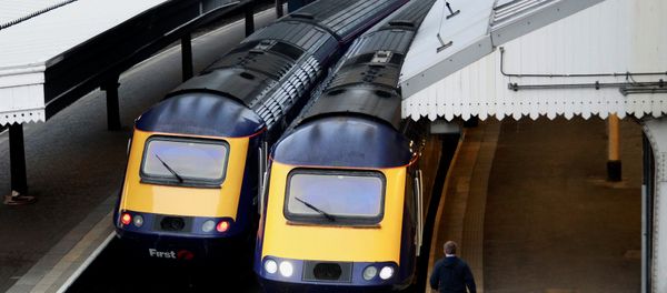 A worker passes First Great Western trains at Paddington Station in London November 21, 2010. - Sputnik International