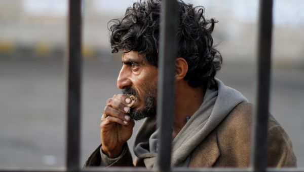 A homeless Yemeni man is seen on a street in Sanaa, Yemen November 24, 2017. - Sputnik International