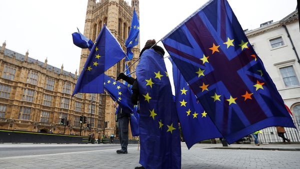Anti-Brexit protesters wave EU and Union flags outside the Houses of Parliament in London, Britain, November 14, 2017 - Sputnik International