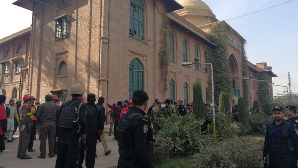 Police and rescue workers stand outside the Directorate of Agriculture Institute in Peshawar, Pakistan December 1, 2017 - Sputnik International