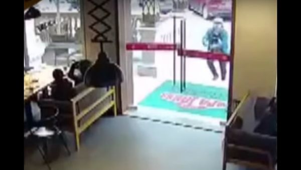 Chinese Delivery Man Breaks Glass Door - Sputnik International
