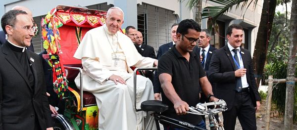Pope Francis takes a ride in a rickshaw during the second day of his visit to Bangladesh, in Dhaka on December 1, 2017 Pope Francis takes a ride in a rickshaw during the second day of his visit to Bangladesh, in Dhaka on December 1, 2017 - Sputnik International