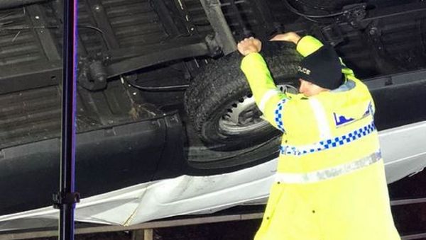 Man held onto the van to stop it toppling over a bridge - Sputnik International