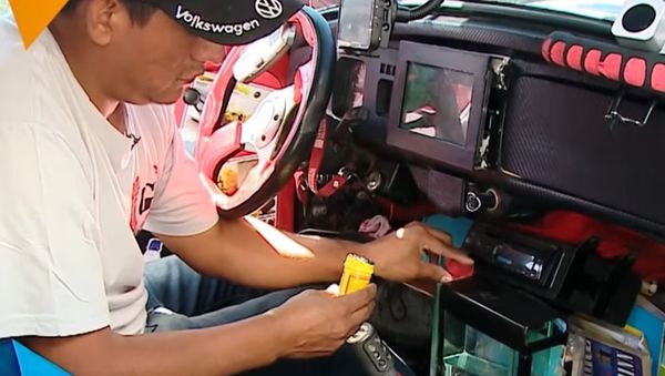 Meet Javier Regalado Who Lives In His Car - Sputnik International