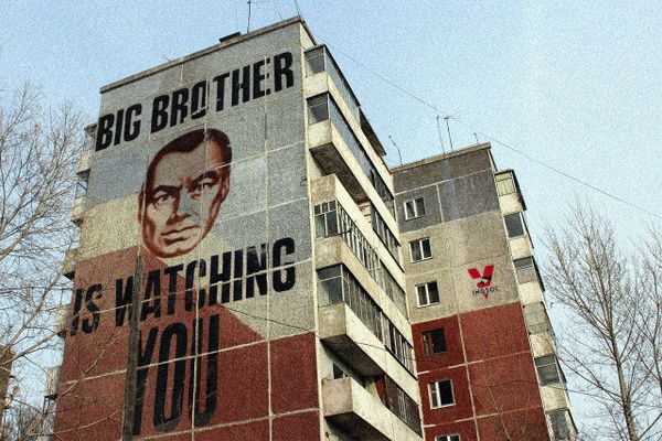 Изображение Большого брата из романа-антиутопии Джорджа Оруэлла 1984 на стене жилого дома Изображение Большого брата из романа-антиутопии Джорджа Оруэлла 1984 на стене жилого дома - Sputnik International