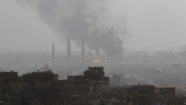 Smoke rises during the battle between former Yemeni President Ali Abdullah Saleh's supporters and the Houthi fighters in Sanaa, Yemen December 2, 2017 - Sputnik International