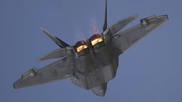 A U.S. F-22 Raptor performs during the Dubai Air Show, United Arab Emirates, Monday, Nov. 13, 2017. - Sputnik International