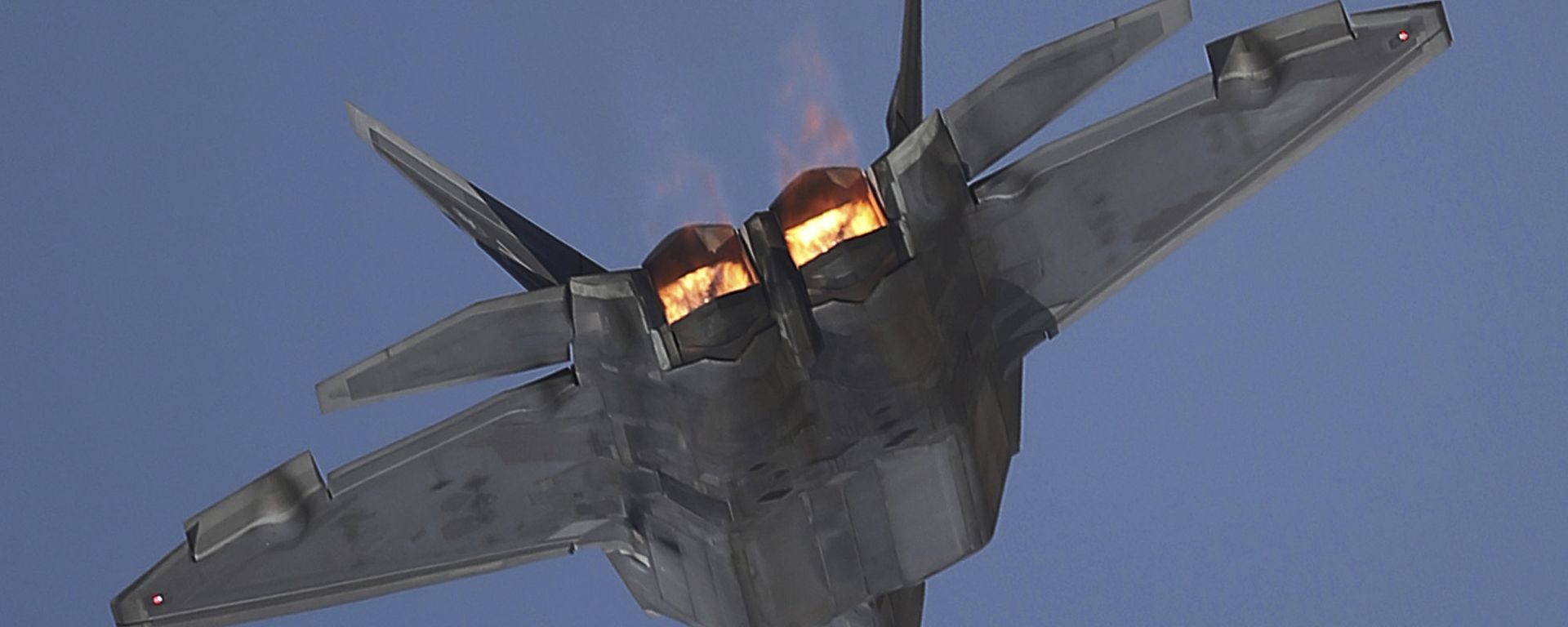 A U.S. F-22 Raptor performs during the Dubai Air Show, United Arab Emirates, Monday, Nov. 13, 2017. A U.S. F-22 Raptor performs during the Dubai Air Show, United Arab Emirates, Monday, Nov. 13, 2017. - Sputnik International, 1920, 03.02.2023
