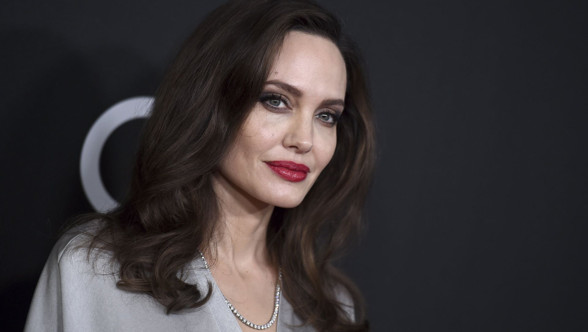 Angelina Jolie arrives at the Hollywood Film Awards at the Beverly Hilton hotel on Sunday, Nov. 5, 2017, in Beverly Hills, Calif Angelina Jolie arrives at the Hollywood Film Awards at the Beverly Hilton hotel on Sunday, Nov. 5, 2017, in Beverly Hills, Calif - Sputnik International, 1920, 02.03.2021