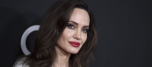 Angelina Jolie arrives at the Hollywood Film Awards at the Beverly Hilton hotel on Sunday, Nov. 5, 2017, in Beverly Hills, Calif Angelina Jolie arrives at the Hollywood Film Awards at the Beverly Hilton hotel on Sunday, Nov. 5, 2017, in Beverly Hills, Calif - Sputnik International