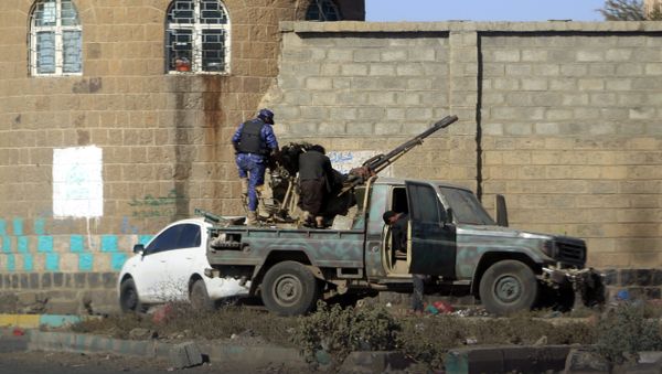 Huthi fighters man an anti-aircraft gun in the Yemeni capital Sanaa on December 2, 2017, during clashes with supporters of Yemeni ex-president Ali Abdullah Saleh - Sputnik International