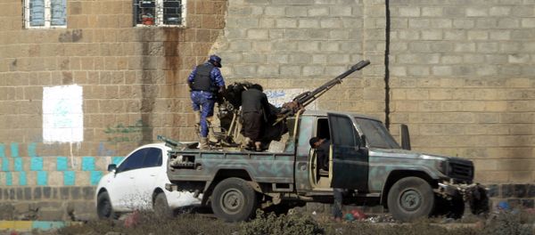 Huthi fighters man an anti-aircraft gun in the Yemeni capital Sanaa on December 2, 2017, during clashes with supporters of Yemeni ex-president Ali Abdullah Saleh Huthi fighters man an anti-aircraft gun in the Yemeni capital Sanaa on December 2, 2017, during clashes with supporters of Yemeni ex-president Ali Abdullah Saleh - Sputnik International