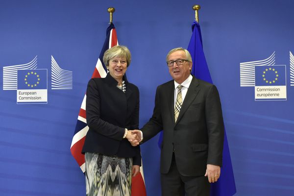 British Prime Minister Theresa May (L) shakes hands with European Commission chief Jean-Claude Juncker prior to a Brexit negotiation meeting on December 4, 2017 at the European Commission in Brussels - Sputnik International