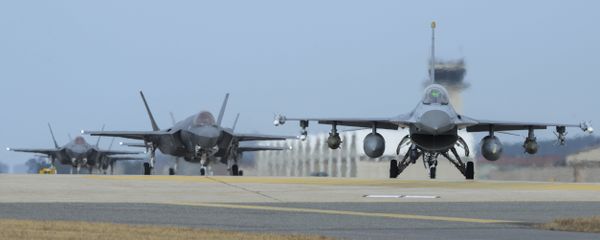 U.S. Air Force F-16 Fighting Falcon, right, and F-35A Lightning IIs assigned to the 34th Expeditionary Fighter Squadron Hill Air Force Base, Utah, taxi toward the end of the runway during the exercise VIGILANT ACE 18 at Kunsan Air Base, South Korea U.S. Air Force F-16 Fighting Falcon, right, and F-35A Lightning IIs assigned to the 34th Expeditionary Fighter Squadron Hill Air Force Base, Utah, taxi toward the end of the runway during the exercise VIGILANT ACE 18 at Kunsan Air Base, South Korea - Sputnik International