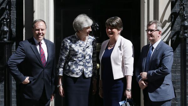 Britain's Prime Minister Theresa May (2L) poses for a picture with Democratic Unionist Party (DUP) leader Arlene Foster (2R), DUP Deputy Leader Nigel Dodds (L) and DUP MP Jeffrey Donaldson at 10 Downing Street in central London on June 26, 2017 Britain's Prime Minister Theresa May (2L) poses for a picture with Democratic Unionist Party (DUP) leader Arlene Foster (2R), DUP Deputy Leader Nigel Dodds (L) and DUP MP Jeffrey Donaldson at 10 Downing Street in central London on June 26, 2017 - Sputnik International