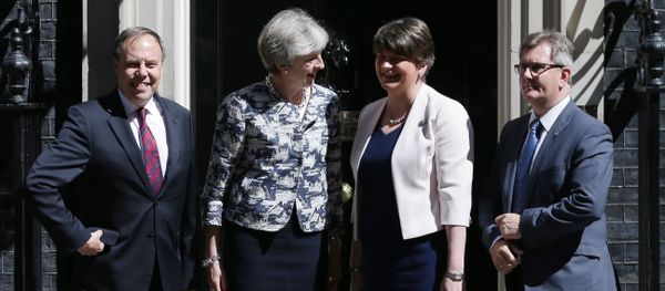 Britain's Prime Minister Theresa May (2L) poses for a picture with Democratic Unionist Party (DUP) leader Arlene Foster (2R), DUP Deputy Leader Nigel Dodds (L) and DUP MP Jeffrey Donaldson at 10 Downing Street in central London on June 26, 2017 Britain's Prime Minister Theresa May (2L) poses for a picture with Democratic Unionist Party (DUP) leader Arlene Foster (2R), DUP Deputy Leader Nigel Dodds (L) and DUP MP Jeffrey Donaldson at 10 Downing Street in central London on June 26, 2017 - Sputnik International