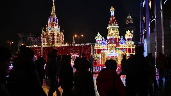 New Year's decorations representing the Kremlin outside Yevropeisky Mall in Moscow, 2016 - Sputnik International