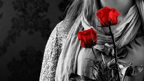 A young woman holding a rose - Sputnik International