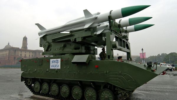A tank equiped with Surface-to-air Akash missiles manoeuvers past Vijay chowk on Rajpath in New Delhi. (File) - Sputnik International