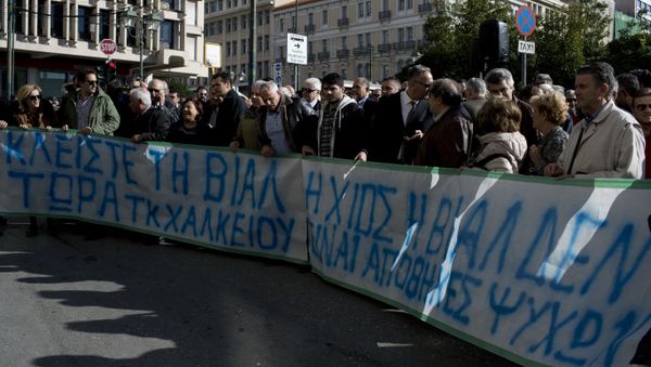 Residents and Mayors of the island of Lesvos, Chios , and Samos hold a banner as they protest outside the Migration Ministry in central Athens, Tuesday, Dec. 5, 2017. The banner reads in Greek  island of Chios is not human warehouse - Sputnik International
