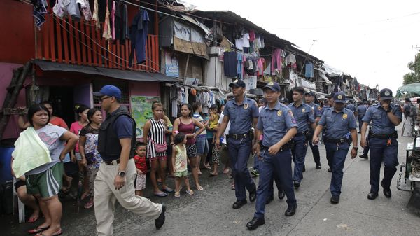 (File) Policemen patrol around a slum area during a police operation as part of the continuing War on Drugs campaign of Philippine President Rodrigo Duterte in Manila, Philippines on Thursday, Oct. 6, 2016 - Sputnik International
