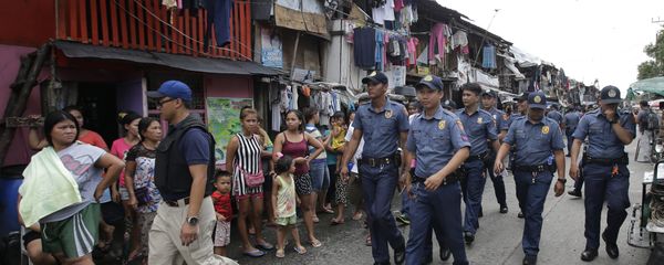 (File) Policemen patrol around a slum area during a police operation as part of the continuing War on Drugs campaign of Philippine President Rodrigo Duterte in Manila, Philippines on Thursday, Oct. 6, 2016 (File) Policemen patrol around a slum area during a police operation as part of the continuing War on Drugs campaign of Philippine President Rodrigo Duterte in Manila, Philippines on Thursday, Oct. 6, 2016 - Sputnik International