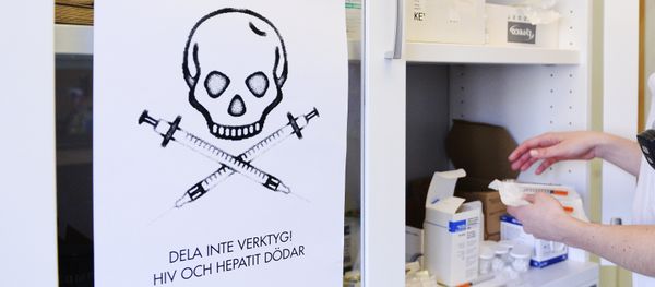 A nurse prepares a kit for drug addicts next to a sign that reads  Do not share tools! HIV and Hepatitis kills at the needle exchange facility located in St Goeran's hospital in Stockholm on April 2, 2014 - Sputnik International