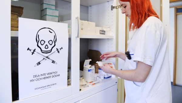 A nurse prepares a kit for drug addicts next to a sign that reads Do not share tools! HIV and Hepatitis kills at the needle exchange facility located in St Goeran's hospital in Stockholm on April 2, 2014 A nurse prepares a kit for drug addicts next to a sign that reads Do not share tools! HIV and Hepatitis kills at the needle exchange facility located in St Goeran's hospital in Stockholm on April 2, 2014 - Sputnik International